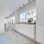 Exceptional 3Bdr 6P Apt - View Of The Eiffel Tower